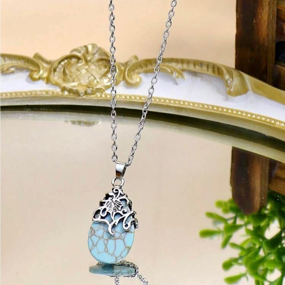 💕💕Turquoise oval pendent necklace.
